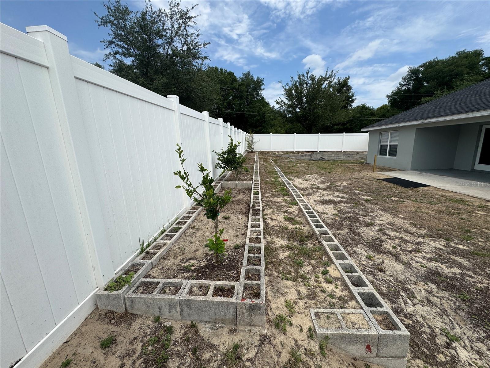 EXTERIOR REAR VIEWS